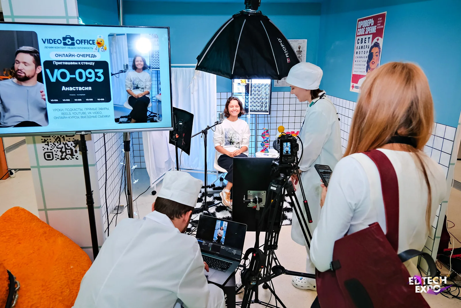 Команда Video Office снимает гостью на стенде EDTECH Expo